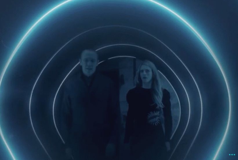 OA S2 में, प्रेयरी खुद को विज्ञान कथा से सीधे एक रहस्यमय दालान में पाता है।